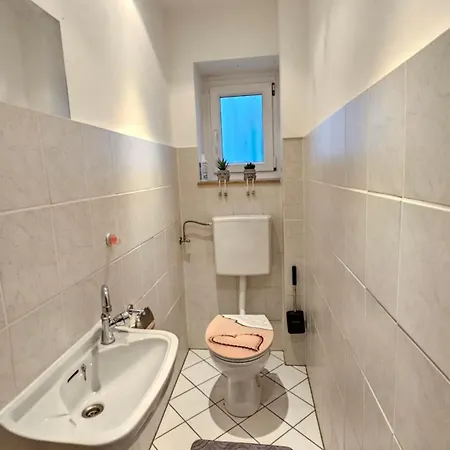 4 Zimmer, Terrasse, Großer Parkplatz, Anbindung, Free Wifi