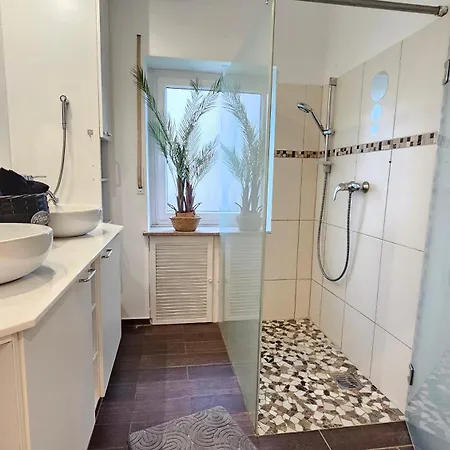 4 Zimmer, Terrasse, Großer Parkplatz, Anbindung, Free Wifi Apartment