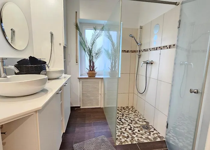 4 Zimmer, Terrasse, Grosser Parkplatz, Anbindung, Free Wifi Apartamento